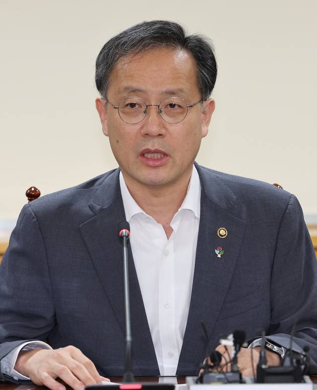 이형일 기획재정부 장관 직무대행 1차관이 지난 19일 서울 중구 은행회관에서 열린 거시경제금융회의에서 발언을 하고 있다. 연합뉴스