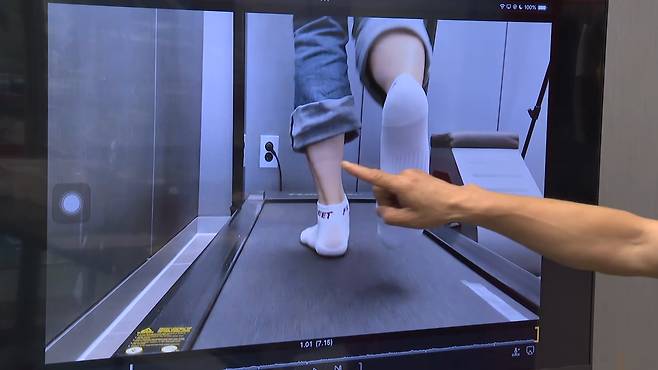 슈피팅샵에 설치된 러닝머신 위에서 달리기 자세 분석 왼쪽 발목이 안쪽으로 휘는 '과회내'가 있는 것을 확인할 수 있다