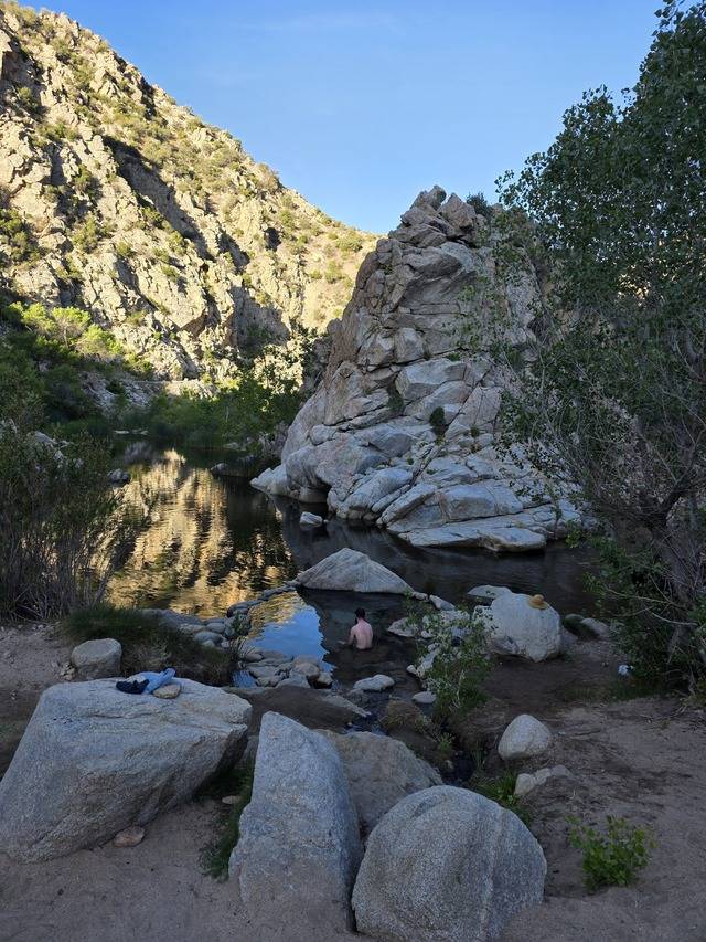 딥 크릭 핫 스프링 전경. 사진 가운데 남성이 앉아 있는 곳이 온천. 하이커가 아닌 일반 관광객도 이곳을 많이 찾는다고.