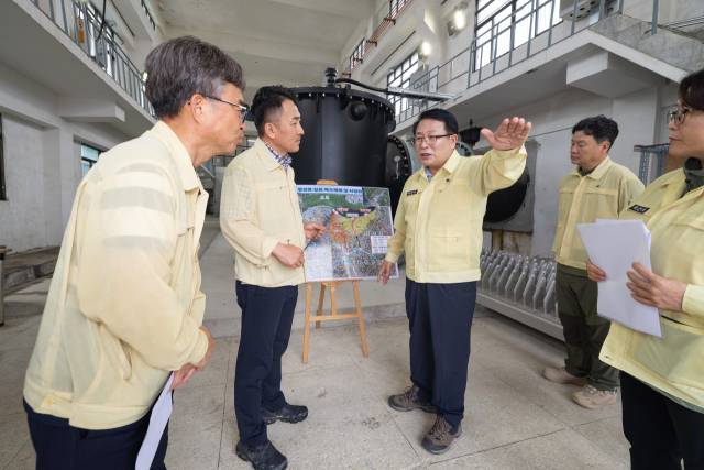 ▲정헌율 익산시장은 익산 북부권에 많은 비가 내린 것과 관련해 21일 오후 1시 망성면 화산배수장 현장점검에 들어가는 등 상황파악과 대응지시에 나섰다. ⓒ익산시