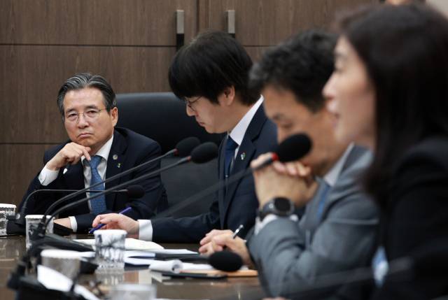 김용범 대통령실 정책실장이 20일 울산전시컨벤션센터에서 이재명 대통령 주재로 열린 인공지능(AI) 글로벌 협력 기업 간담회에서 정신아 카카오 대표의 발언을 듣고 있다. 대통령실통신사진기자단