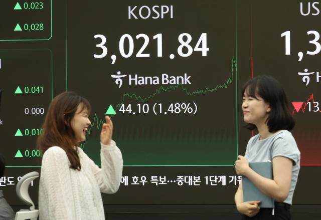 20일 서울 중구 하나은행 딜링룸에서 딜러들이 대화하고 있다.이날 코스피는 전장보다 44.10포인트(1.48%) 오른 3021.84에 장을 마쳤다. 연합뉴스