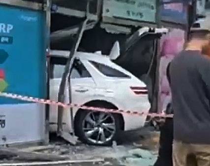 ATM 부스로 돌진한 차량의 모습. 연합뉴스