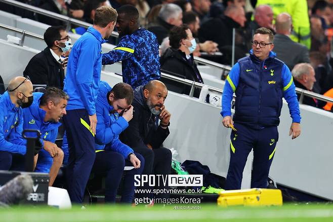 ▲ 누누 감독의 2021년 새 행선지는 토트넘 홋스퍼였다. 하지만, 토트넘과는 궁합이 맞지 않았다. 한 시즌을 온전히 버티지 못하고 시즌을 온전히 넘기기 전에 경질의 칼날을 피하지 못했다.