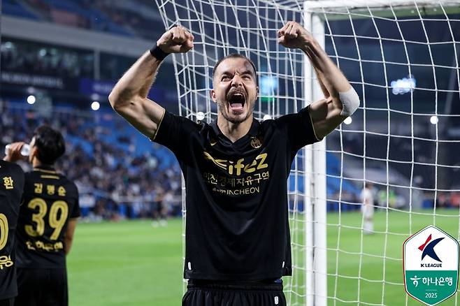 인천 유나이티드 무고사가 21일 인천축구전용경기장에서 열린 화성FC전에서 골을 터뜨린 뒤 세리머니를 하고 있다. 이 골은 무고사의 K리그 통산 100호골(K리그1 86골·K리그 14골)이다. /사진=한국프로축구연맹 제공