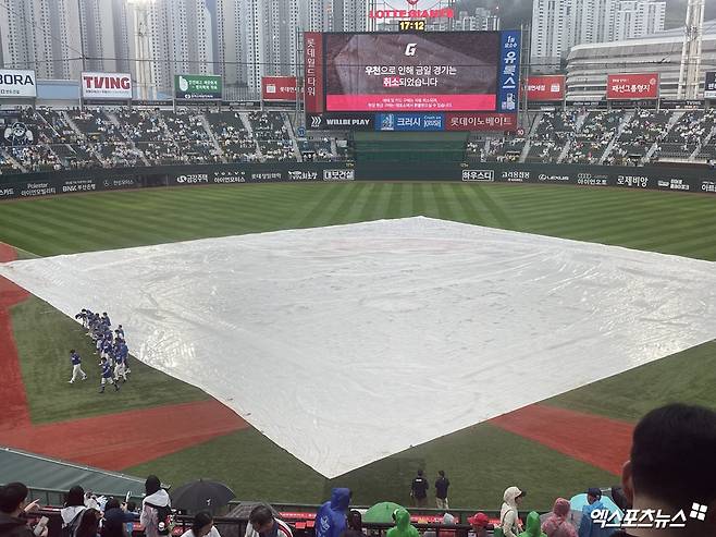 21일 롯데 자이언츠와 삼성 라이온즈의 맞대결이 예고돼 있는 부산 사직야구장. 갑작스러운 폭우로 경기 개시가 지연됐고 결국 우천 취소가 결정됐다. 그라운드 왼쪽에 위치한 삼성 선수들이 팬들에게 인사하고 있다. 엑스포츠뉴스 부산, 최원영 기자