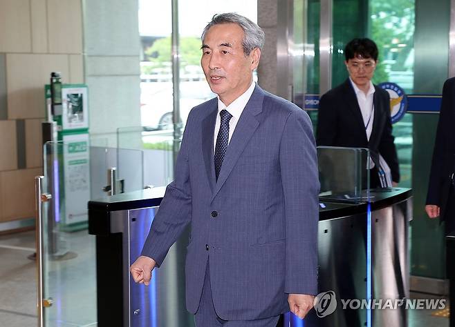 경기남부경찰청 방문한 민중기 특검 (수원=연합뉴스) 권준우 기자 = 윤석열 전 대통령 부인 김건희 여사 관련 의혹을 수사하는 민중기 특별검사와 특검보들이 19일 오후 경기 수원시 경기남부경찰청을 방문, 김준영 청장 면담을 위해 이동하고 있다. 2025.6.19 stop@yna.co.kr