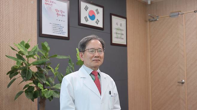 이정상 대전보훈병원장이 국가유공자와 일반 시민을 위한 AI 스마트 병원으로 전환을 설명하고 있다. (사진=임병안 기자)