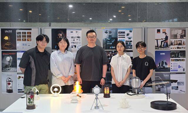 ▲ 한국기술교육대 디자인공학과 김강두 교수와 학생들(위 사진 왼쪽부터 백승선, 김지민, 김강두 교수, 양혜지, 장은아)이 'AI응용제품디자인'과제 전시회를 개최했다. 사진 제공 /한국기술교육대.