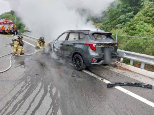 ◇22일 오전 6시21분께 춘천시 신북읍 발산리의 한 도로에서 셀토스 SUV에서 원인 미상의 불이 났다. 사진=강원특별자치도소방본부 제공