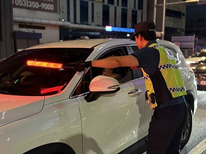 지난 19일 밤 10시쯤 대구 서구 도시철도 3호선 공단역 앞에서 경찰이 합동음주 단속을 실시했다. 구경모기자