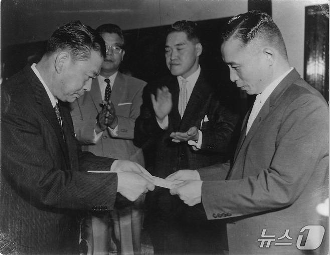 1962년 8월 15일 고 서갑호(왼쪽) 사카모토방적 창업주가 박정희 대통령에게 본인 소유의 주일대표부 건물과 부지를 국가재산으로 써달라고 헌납하고 있다.(통일일보 서울지사장 이민호 제공)