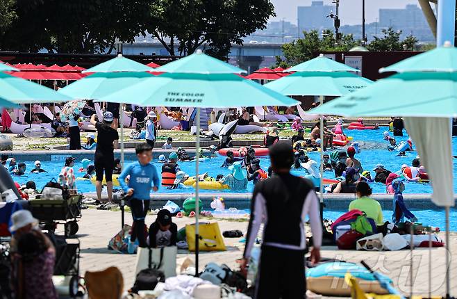 무더운 날씨를 보인 22일 서울 광진구 뚝섬야외수영장에서 시민들이 즐거운 시간을 보내고 있다. 2025.6.22/뉴스1 ⓒ News1 김도우 기자