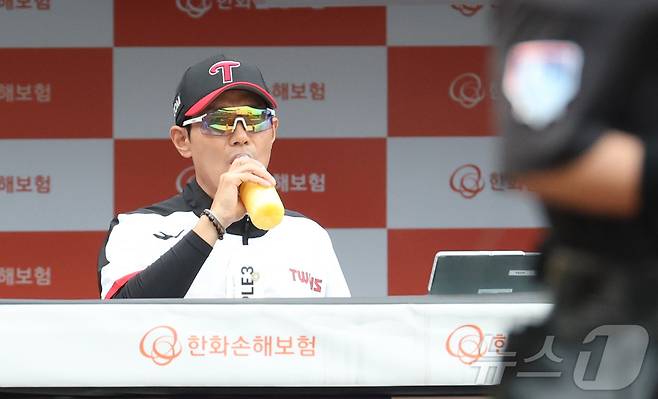 15일 대전 한화생명볼파크에서 열린 프로야구 '2025 신한 SOL 뱅크 KBO리그' 한화이글스 대 LG트윈스 경기에서 LG 염경엽 감독이 경기중 물을 마시고 있다 2025.6.15/뉴스1 ⓒ News1 김기남 기자
