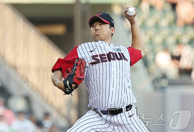 22일 오후 서울 송파구 잠실야구장에서 열린 프로야구 '2025 신한 SOL뱅크 KBO 리그' LG 트윈스와 두산 베어스의 경기, LG 선발 송승기가 6회초 힘차게 공을 던지고 있다. 이날 송승기는 6이닝 6피안타 4탈삼진 1실점 호투로 승리투수 요건을 갖추며 7회 장현식과 교체됐다. 2025.6.22/뉴스1 ⓒ News1 김진환 기자