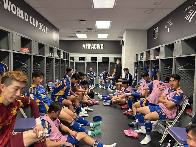 울산HD 선수들이 마멜로디 선다운스(남아프리카공화국)와 국제축구연맹(FIFA) 클럽월드컵 첫판을 앞두고 낙뢰 변수로 킥오프가 미뤄진 뒤 라커룸에서 대기하고 있다. 사진 | 울산HD