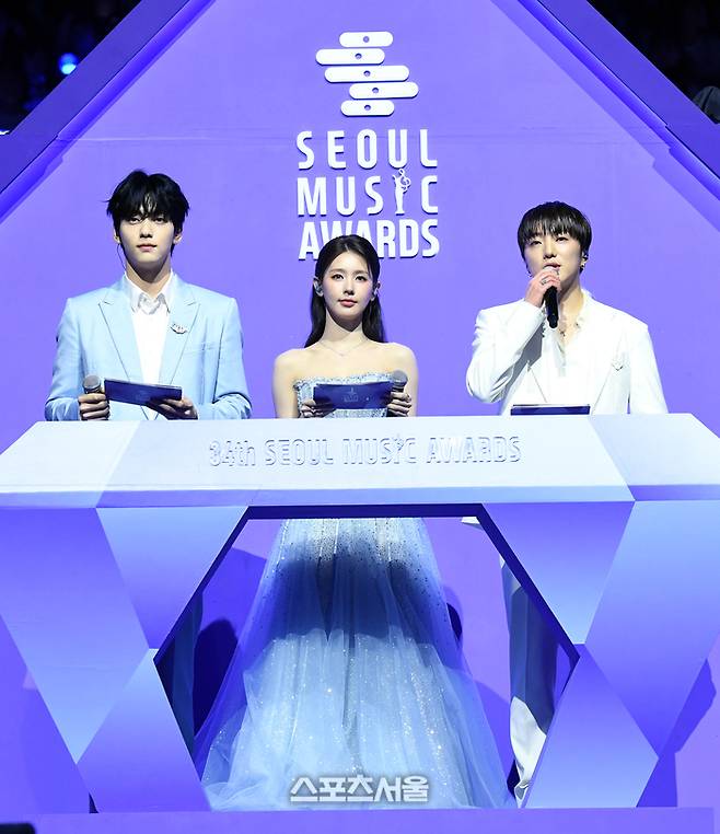 투모로우바이투게더(TXT) 수빈(왼쪽)과 아이들 미연(가운데), 위너 강승윤이 21일 오후 인천 중구 인스파이어 아레나에서 열린 제34회 ‘서울가요대상’에서 MC를 맡아 시상식을 진행하고 있다. 2025. 6. 21. 인천 | 박진업 기자 upandup@sportsseoul.com