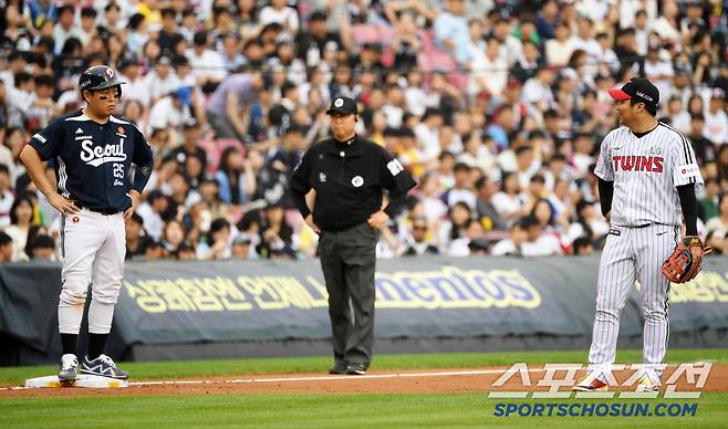 웃음을 참기 위해 거리를 둔 LG 문보경이 두산 양의지 연이은 장난에 결국 웃음을 터뜨리고 말았다. 잠실=박재만 기자 pjm@sportschosun.com