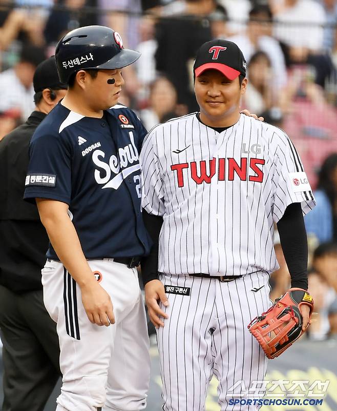 4번 타자 문보경 어깨를 쓰다듬으며 훅 들어온 양의지.