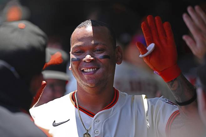 San Francisco Giants' Rafael Devers (16) is greeted in the dugout after hitting a two-run home run in the fourth inning of a baseball game against the Boston Red Sox, Saturday, June 21, 2025, in San Francisco. (Jose Carlos Fajardo/San Francisco Chronicle via AP) MANDATORY CREDIT: PHOTOGRAPHER AND SAN FRANCISCO CHRONICLE; SAN JOSE MERCURY NEWS OUT; EAST BAY TIMES OUT; MARIN INDEPENDENT JOURNAL OUT; SAN FRANCISCO EXAMINER OUT
<저작권자(c) 연합뉴스, 무단 전재-재배포, AI 학습 및 활용 금지>