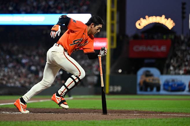 Jun 20, 2025; San Francisco, California, USA; San Francisco Giants center fielder Jung Hoo Lee (51) heads to first base against the Boston Red Sox in the fifth inning at Oracle Park. Mandatory Credit: Eakin Howard-Imagn Images
<저작권자(c) 연합뉴스, 무단 전재-재배포, AI 학습 및 활용 금지>