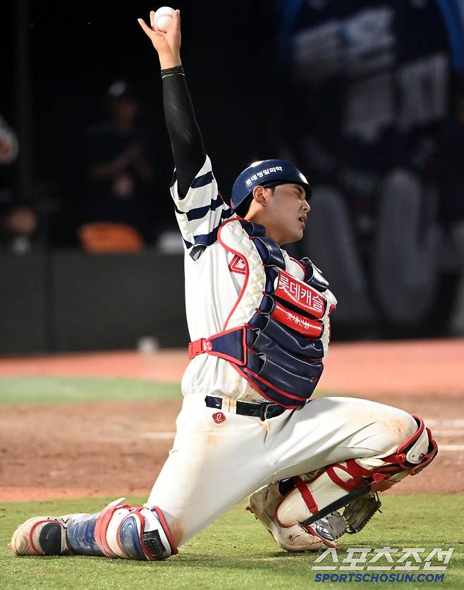 18일 부산 사직야구장에서 열린 한화와 롯데의 경기, 8회초 무사 2루 롯데 포수 박재엽이 한화 이원석의 파울 플라이 타구를 몸을 날려 잡아내고 있다. 부산=허상욱 기자wook@sportschosun.com/2025.06.18/