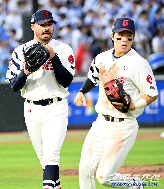 20일 부산 사직야구장에서 열린 삼성과 롯데의 경기, 3회초 롯데 감보아가 삼성 김성윤의 땅볼 타구를 호수비로 처리한 2루수 한태양의 수비에 박수를 보�W고 있다. 부산=허상욱 기자wook@sportschosun.com/2025.06.20/
