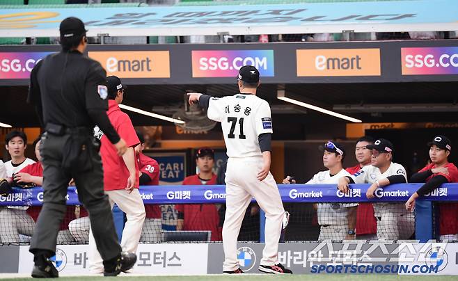 22일 인천 SSG랜더스필드에서 열린 SSG와 KIA의 경기. 에레디아 퇴장을 지시하는 SSG 이숭용 감독. 인천=송정헌 기자songs@sportschosun.com/2025.06.22/