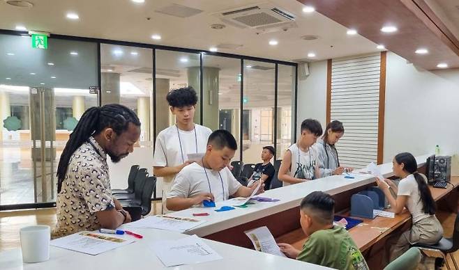 대구경북영어마을 원어민 수업에 몽골 제9번학교 학생들이 참여 중인 모습.