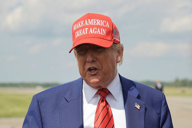 도널드 트럼프 미국 대통령이 20일 미국 뉴저지주 모리스타운 공항에서 취재진과 질의응답을 하고 있다. /로이터 연합뉴스