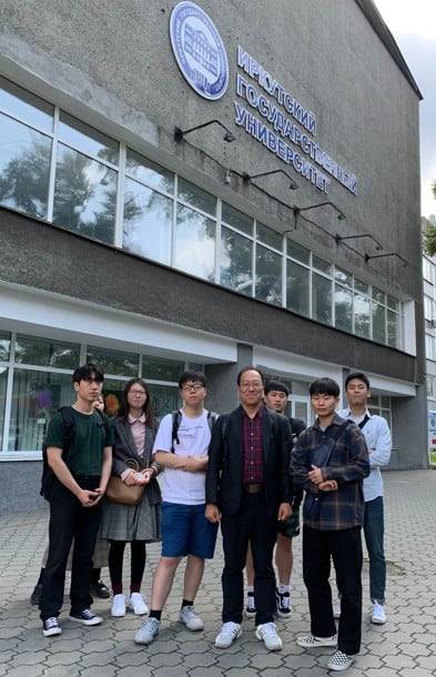 유학수 교수가(가운데)가 러시아 이르쿠츠크 국립대에서 제자들과 찍은 사진./유학수 교수 제공