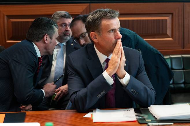 21일 미국 워싱턴 DC 백악관 상황실에서 존 랫클리프 CIA 국장이 미공군의 이란 핵시설 공습을 지켜보고 있다./백악관