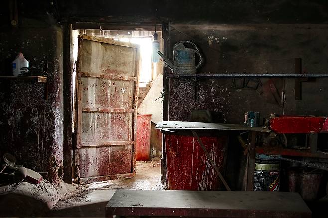 성광성냥 공장 내 재료창고 . 인과 황으로 두약을 만드는 곳이다. 공장장 등 허가받은 직원 외 출입이 엄격히 제한됐다. /박정일 작가