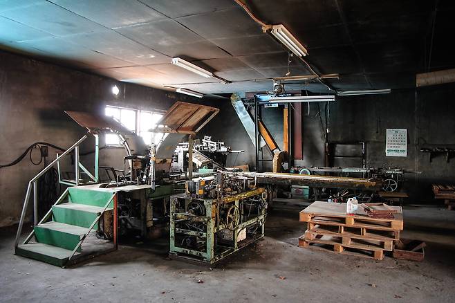 성광성냥 공장 내 대각부와 소각부. 대각부에선 1등급 성냥갑을 만드는 곳이고, 소각부는 주로 광고용 성냥갑을 만드는 곳이다. /박정일 작가