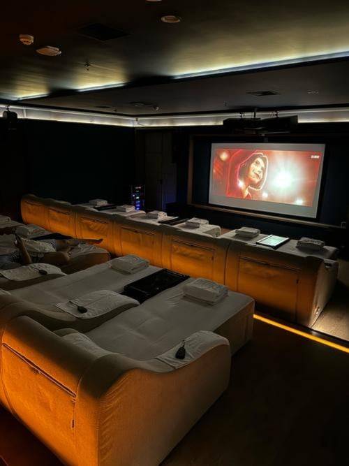 중국의 한 스파 업체에 영화관이 설치된 모습. /바이두 캡처