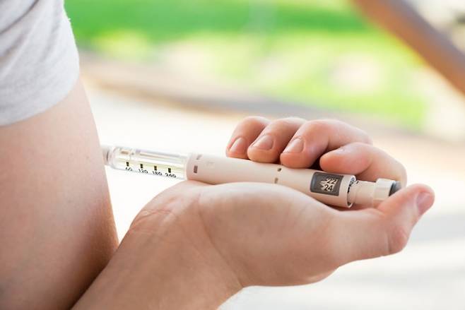 줄기세포를 사용한 이식 치료로 중증 제1형 당뇨병 환자 10명이 인슐린 주사 없이 정상적인 혈당을 유지하게 됐다는 연구 결과가 나왔다. 당뇨병 환자가 사용하는 인슐린 주사. 게티이미지뱅크 제공