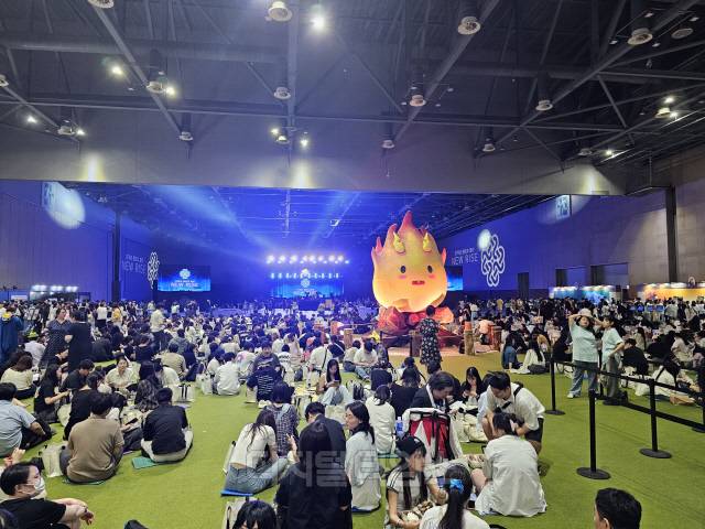 넥슨이 21일 일산 킨텍스에서 개최한 마비노기 판타지 파티 '뉴 라이즈'에 참가자들이 모여 있다. 김영욱 기자