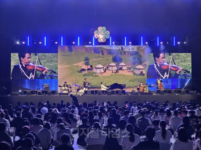 넥슨이 21일 일산 킨텍스에서 개최한 마비노기 판타지 파티 '뉴 라이즈'에서 레이어스 클래식이 마비노기 OST를 연주하고 있다. 김영욱 기자