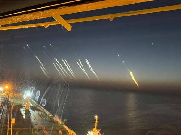 호르무즈 해협을 항해 중인 한국 선박의 선원이 직접 촬영한 미사일 발사 장면. 전국해상선원노동조합연맹 제공/연합뉴스