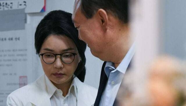 윤석열 전 대통령과 부인 김건희씨가 3일 서울 서초구 원명초등학교에 마련된 서초구 제3투표소에서 투표를 하기 위해 줄을 서 있다. 공동취재사진