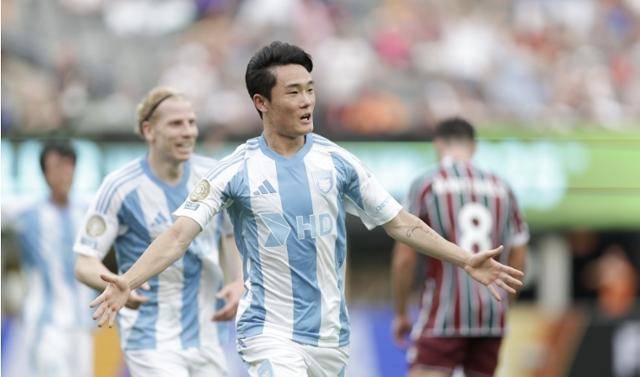 울산의 엄원상이 22일(한국시간) 미국 뉴저지주 이스트 러더퍼드의 메트라이프 스타디움에서 열린 플루미넨시(브라질)와의 2025 클럽 월드컵 조별리그 대회 F조 2차전에서 전반 역전골을 넣고 기뻐하고 있다. 한국프로축구연맹 제공