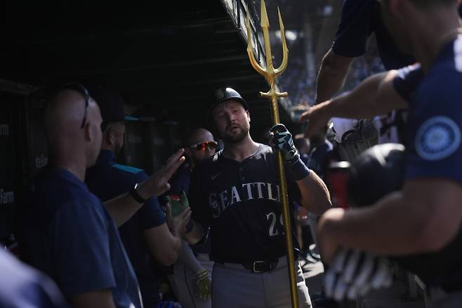 <yonhap photo-2093=""> Seattle Mariners' Cal Raleigh, center, celebrates after hitting a home run during the ninth inning of a baseball game against the Chicago Cubs, Saturday, June 21, 2025, in Chicago. (AP Photo/Erin Hooley)/2025-06-22 08:53:24/ <저작권자 ⓒ 1980-2025 ㈜연합뉴스. 무단 전재 재배포 금지, AI 학습 및 활용 금지></yonhap>