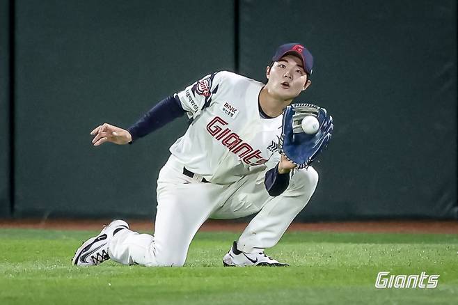 롯데 외야수 한승현이 수비에서 존재감을 보여줬다. 새 얼굴 활약 릴레이에 높아진 롯데팬 기대감을 채워줄 수 있을지 주목된다. 사진=롯데 자이언츠