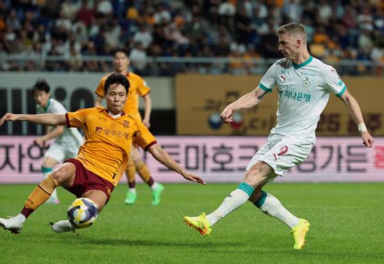 멀티골을 터뜨리고 웃지 못한 대전 공격수 구텍(오른쪽). 연합뉴스