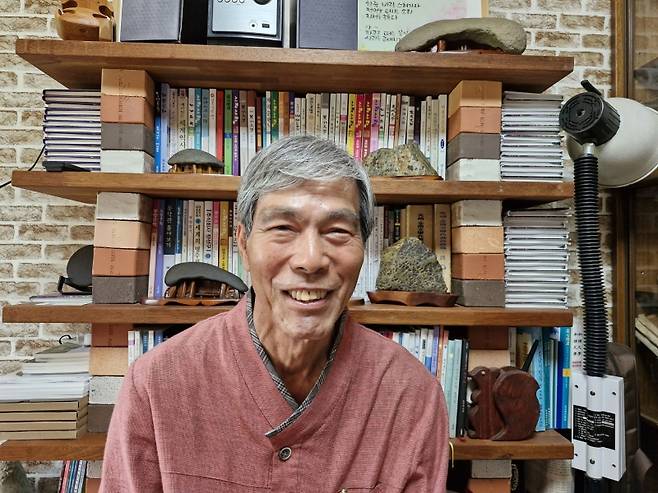 ▲서재에서 환하게 웃는 윤예주 시인