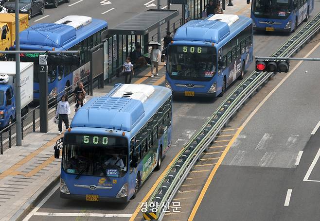 지난달 27일 서울역 버스환승센터에서 시내버스가 오가고 있다. 본문 내용과 관련 없음. 권도현 기자