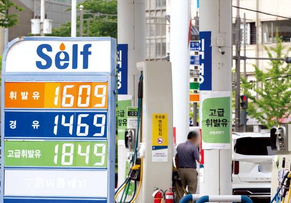 중동 정세 영향으로 국제유가가 상승하면서 국내 기름값도 오를 전망이다. 22일 연제구의 한 주유소에 휘발유와 경유 가격이 표시돼 있다. 전민철 기자