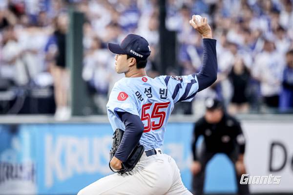 22일 부산 사직구장에서 열린 삼성과 3연전 마지막 경기에서 윤성빈이 힘껏 공을 던지고 있다. 롯데 자이언츠 제공
