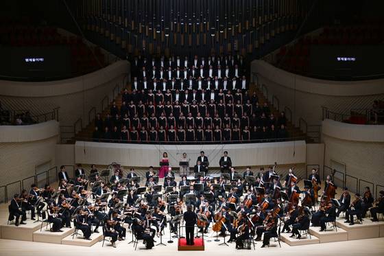 정명훈 예술감독이 이끄는 아시아필하모닉오케스트라(APO)이 창원시립합창단, 2025시즌 클래식부산합창단, 소프라노 황수미, 메조소프라노 방신제, 테너 김승직, 바리톤 김기훈과 함께 베토벤의 합창 교향곡을 들려주고 있다. 부산콘서트홀