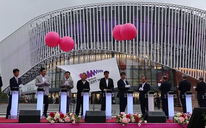 20일 부산콘서트홀 개관식에서 정명훈 예술감독과 박형준 부산시장 등 내빈들이 참석해 있다. 부산콘서트홀은 부산 최초의 클래식 전용 공연장이다. 연합뉴스